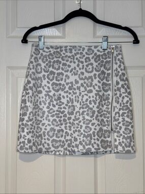 Le Lis White and Gray Leopard Print Mini Skirt with Side Zip